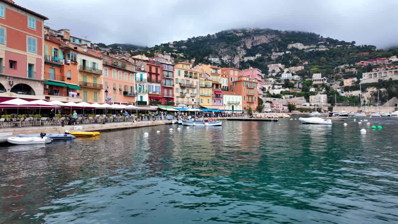 Villefranche-sur-Mer, Francia - 18 luglio 2025: vista della città con edifici colorati lungo la costa.