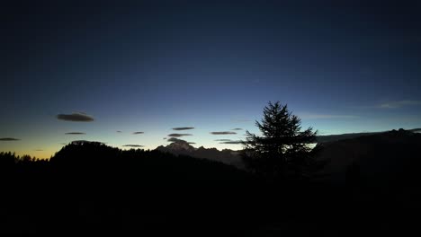 Timelapse-De-Nubes-Rodando-Sobre-El-Paisaje-Montañoso-De-Silueta-En-Valmalenco