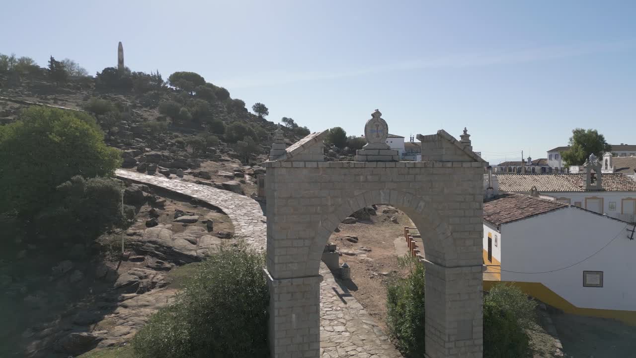 puerta de entrada de piedra del arco a nuestra señora de la cabeza santuario español en la cima de la colina andalucía dron orbital