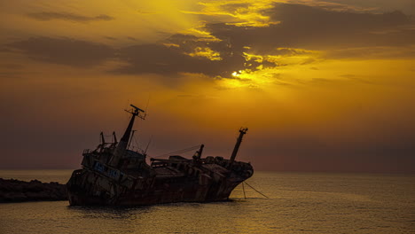 Espectacular-Amanecer-Dorado-Sobre-La-Silueta-Del-Naufragio-Del-Desafortunado-Edro-Iii