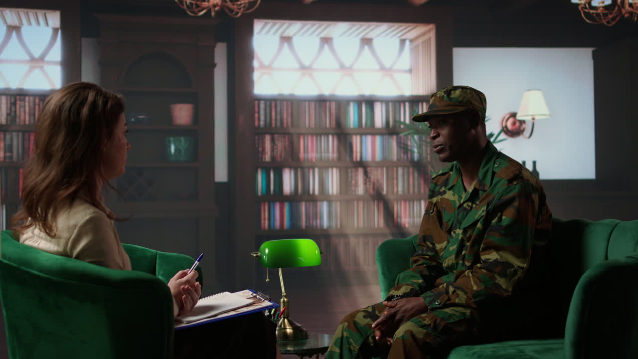 беспокойный депрессивный рядовой делится своей борьбой с боевыми воспоминаниями