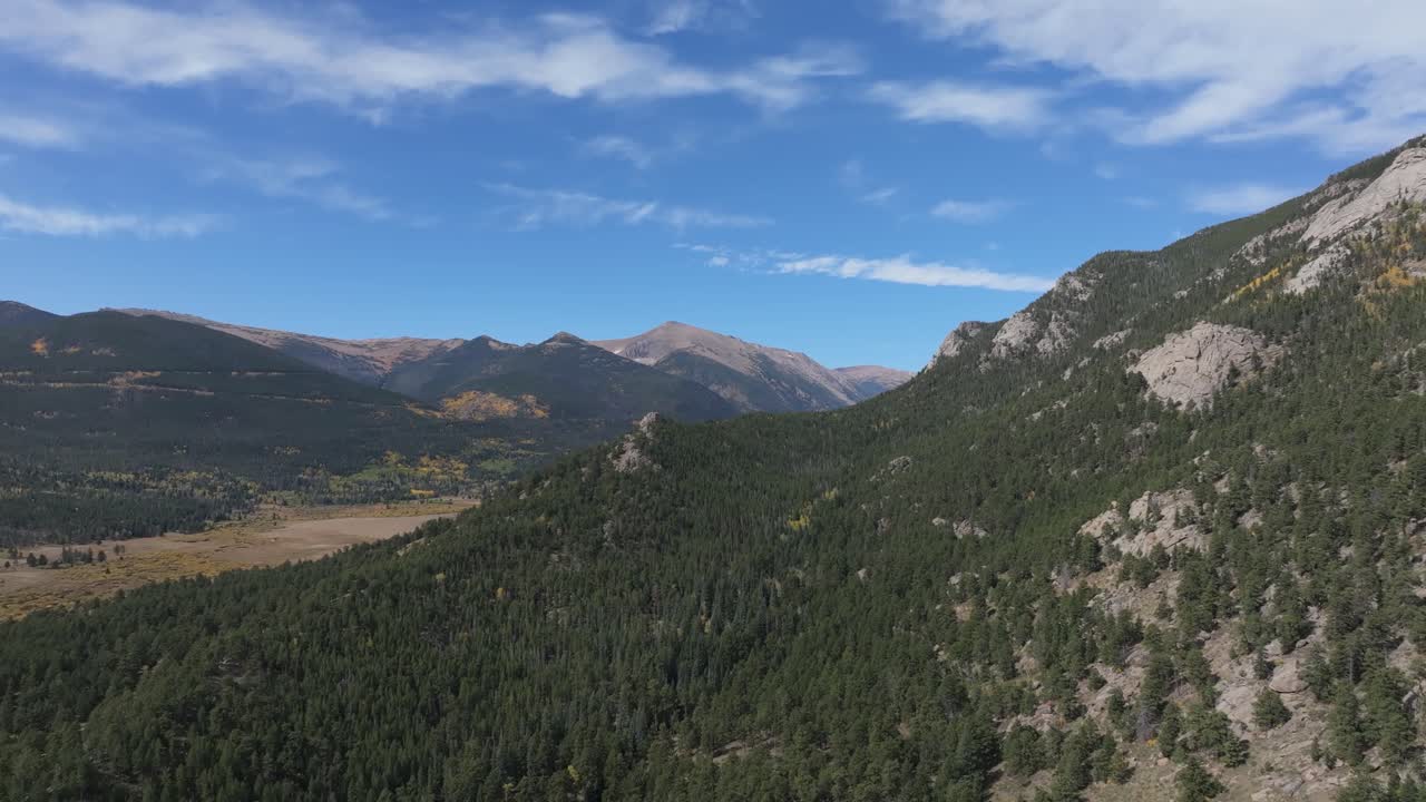 Relajante vista aérea de un sereno paisaje natural
