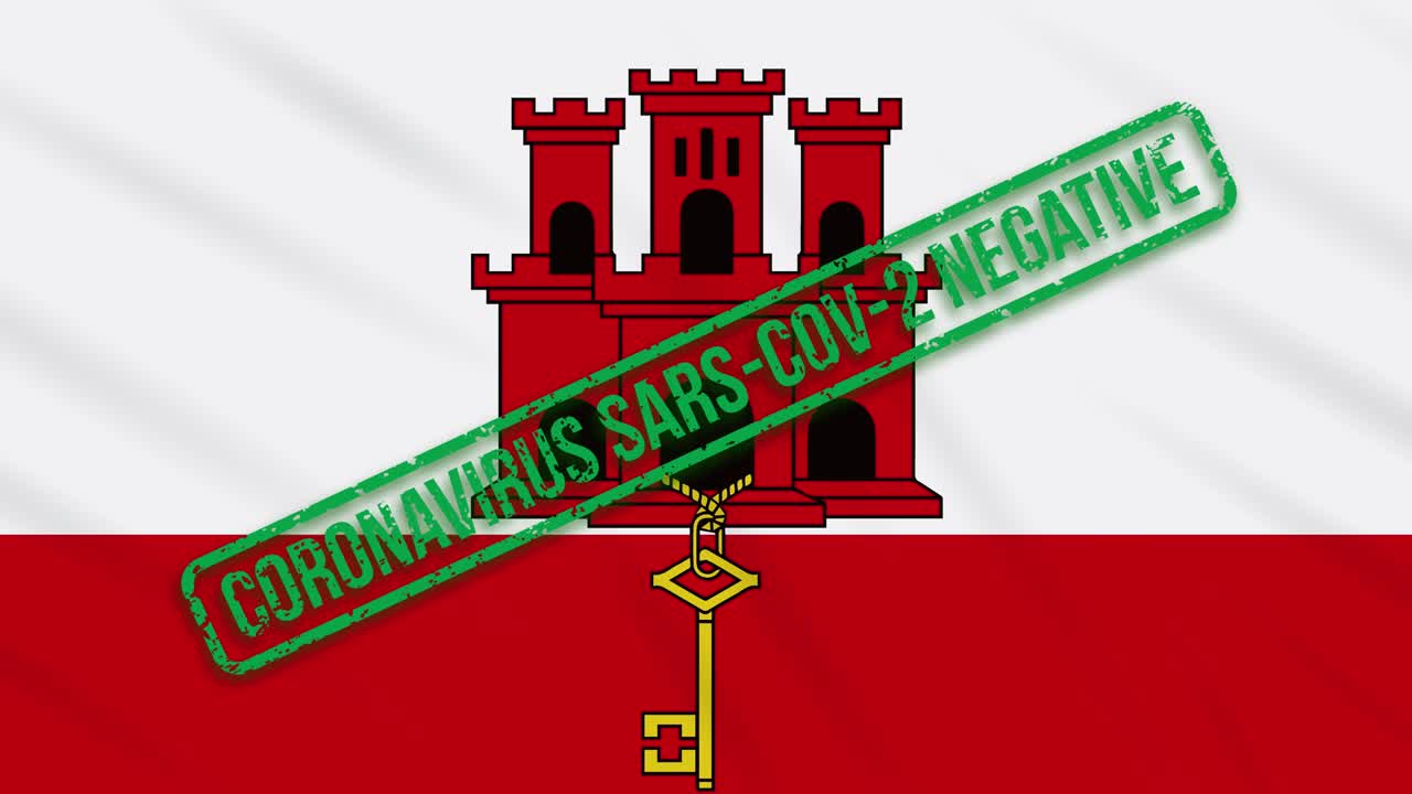 지브롤터는 코로나 바이러스로부터의 자유의 녹색 스프를 가진 발을 흔들고 있습니다.