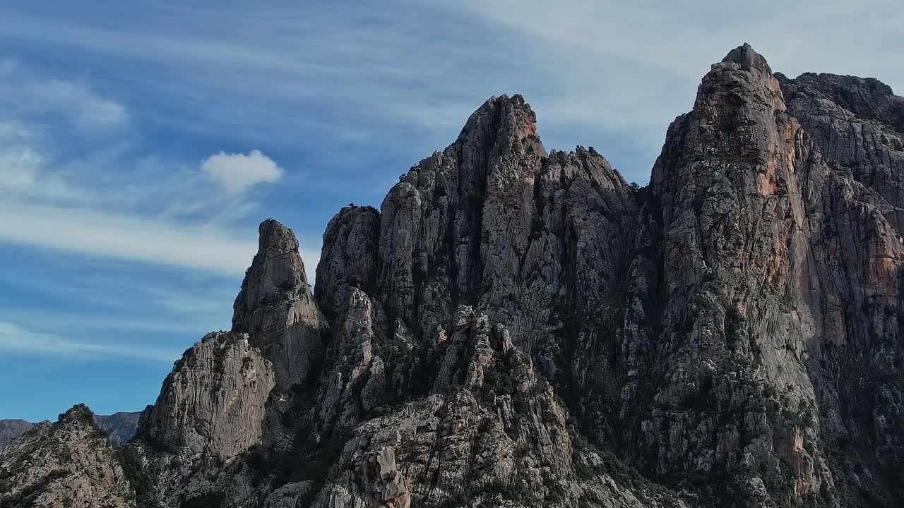 Le Montagne Rocciose si ergono sotto un cielo terso in Corsica, Francia
