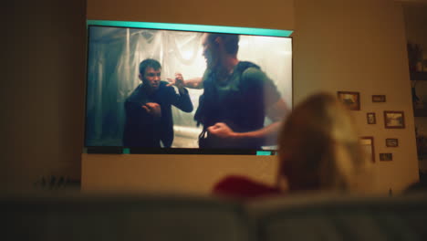 viendo una película de acción en casa