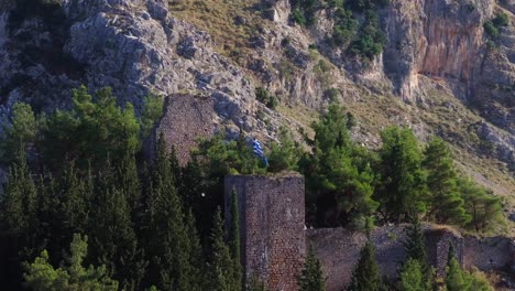 Greek-flag-on-a-castle-wall-in-Livadeia,-Greece