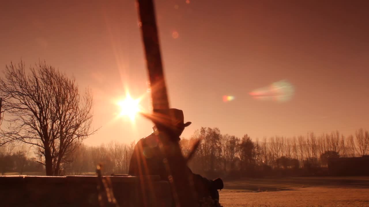 silueta de vaquero en el maravilloso paisaje invernal durante el amanecer dorado