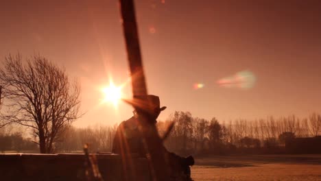Cowboy-Silhouette-Im-Winter-Wunderbare-Landschaft-Bei-Goldbraunem-Sonnenaufgang