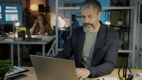 hombre de negocios trabajando hasta tarde en la oficina