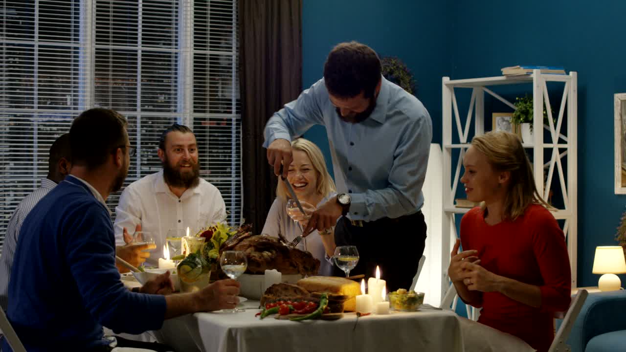 휴일 저녁 식사 에서 칠면조 를 조각 하는 사람