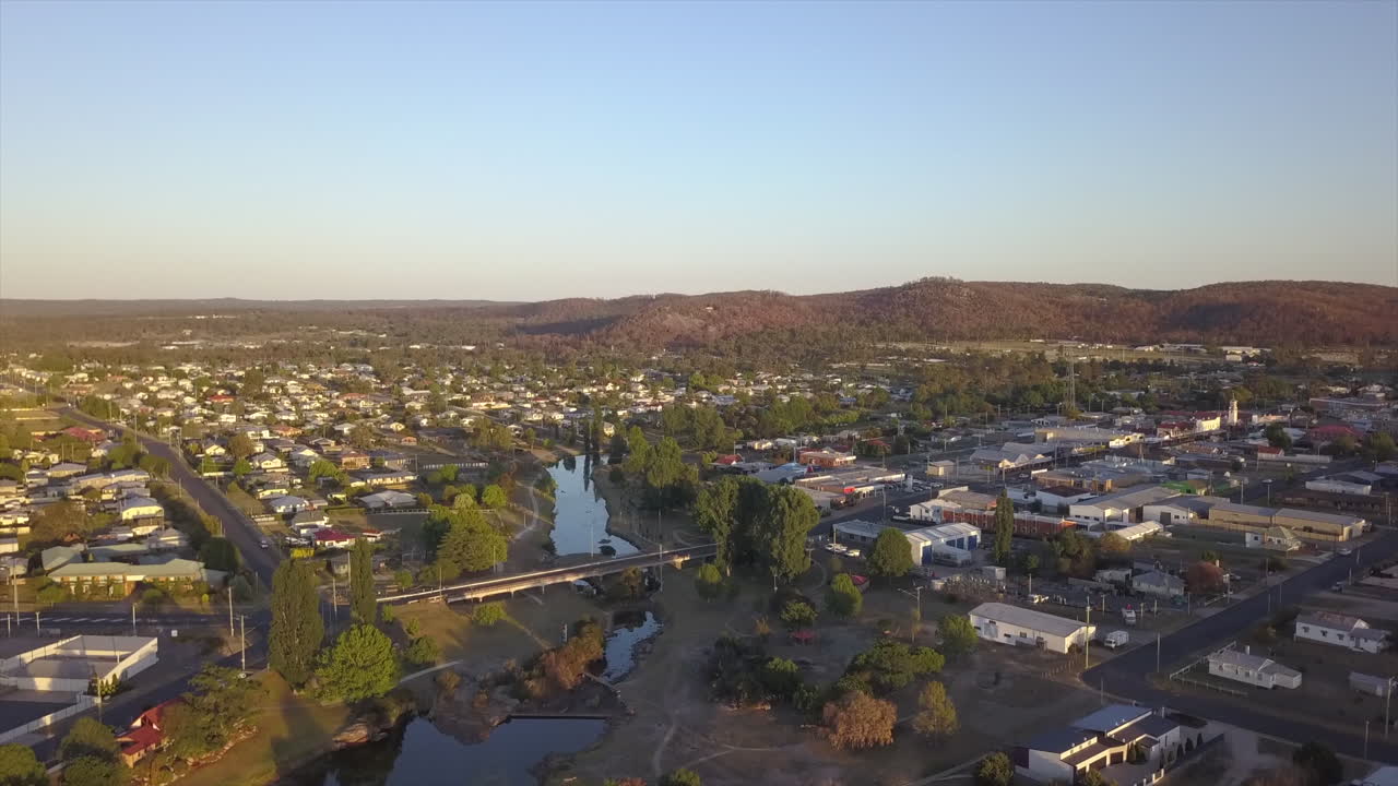 항공: 골든 아워 동안 드론이 퀸즐랜드주 스탠소프 근처에서 마을 상공을 비행합니다.