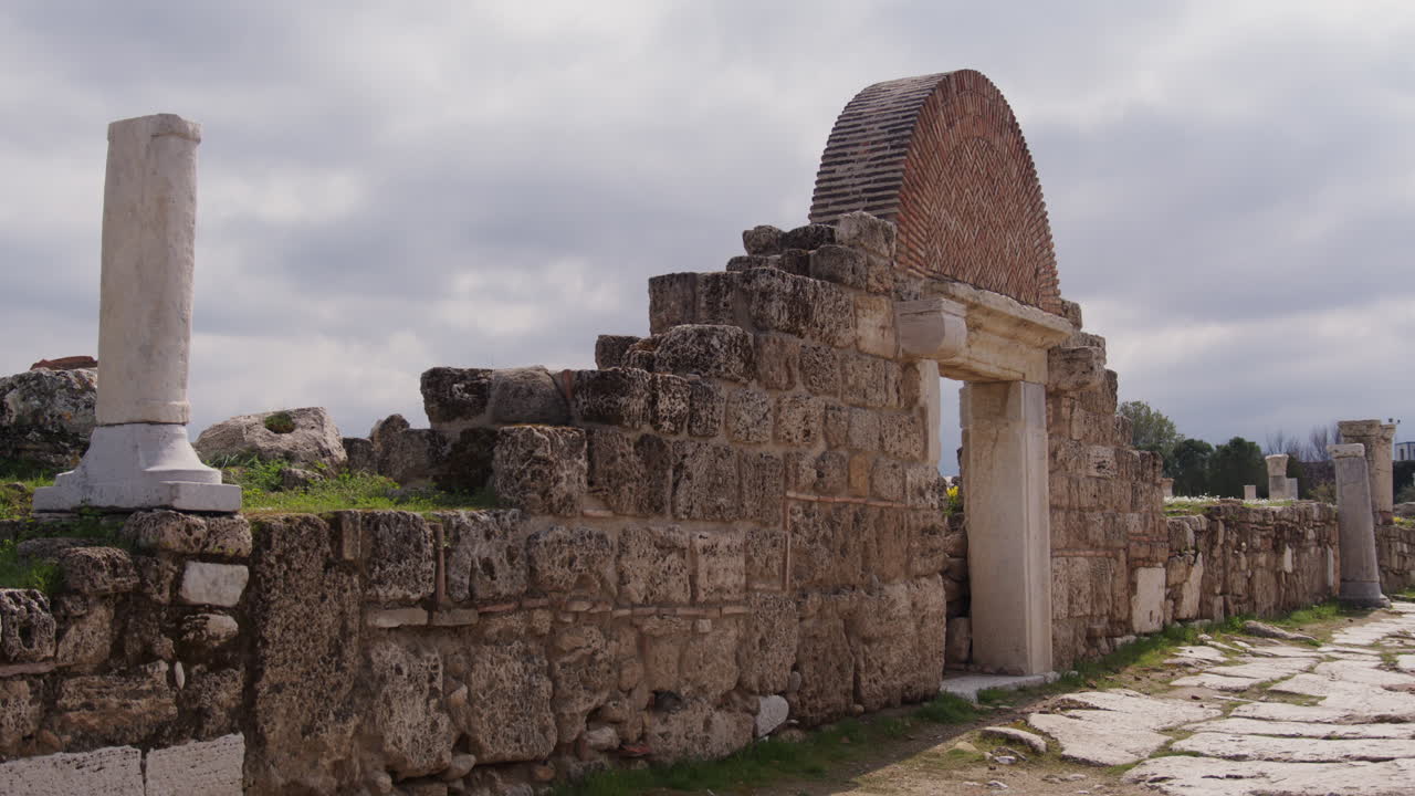 un antiguo camino con muros de piedra de edificios y pilares en laodicea
