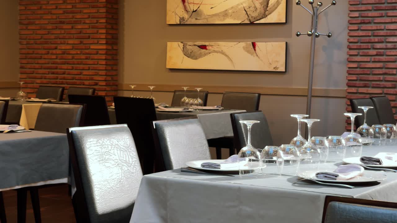 바닥에 그림이 있는 완벽하게 차려진 테이블