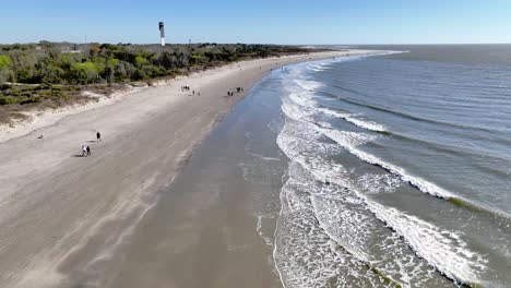 Antena-De-La-Playa-De-La-Isla-De-Sullivan-Con-Faro-En-El-Fondo-Cerca-De-Charleston-Sc,-Carolina-Del-Sur