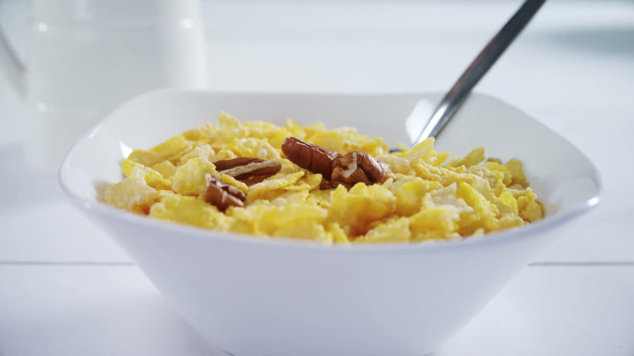 cereales de trigo con cuchara en un cuenco 4k