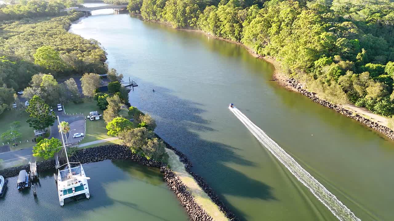 경치 좋은 강 에 있는 배 의 공중 사진