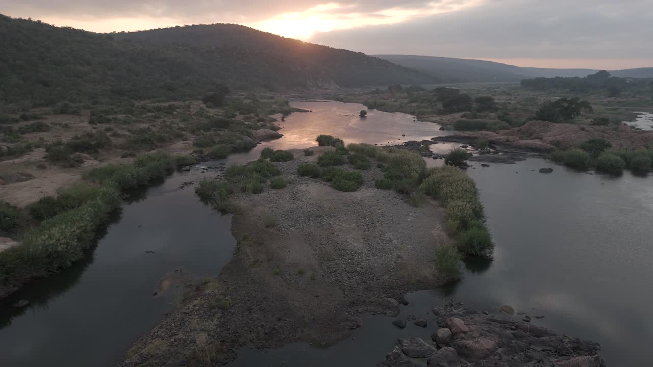 O Rio Komati ganha vida com os primeiros raios dourados do nascer do sol, revelando a verdadeira beleza da natureza selvagem da África do Sul