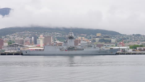 Barco-De-La-Armada-Australiana-Atracado-En-El-Puerto-Del-Puerto-De-Hobart,-Tasmania-4k-Cámara-Lenta