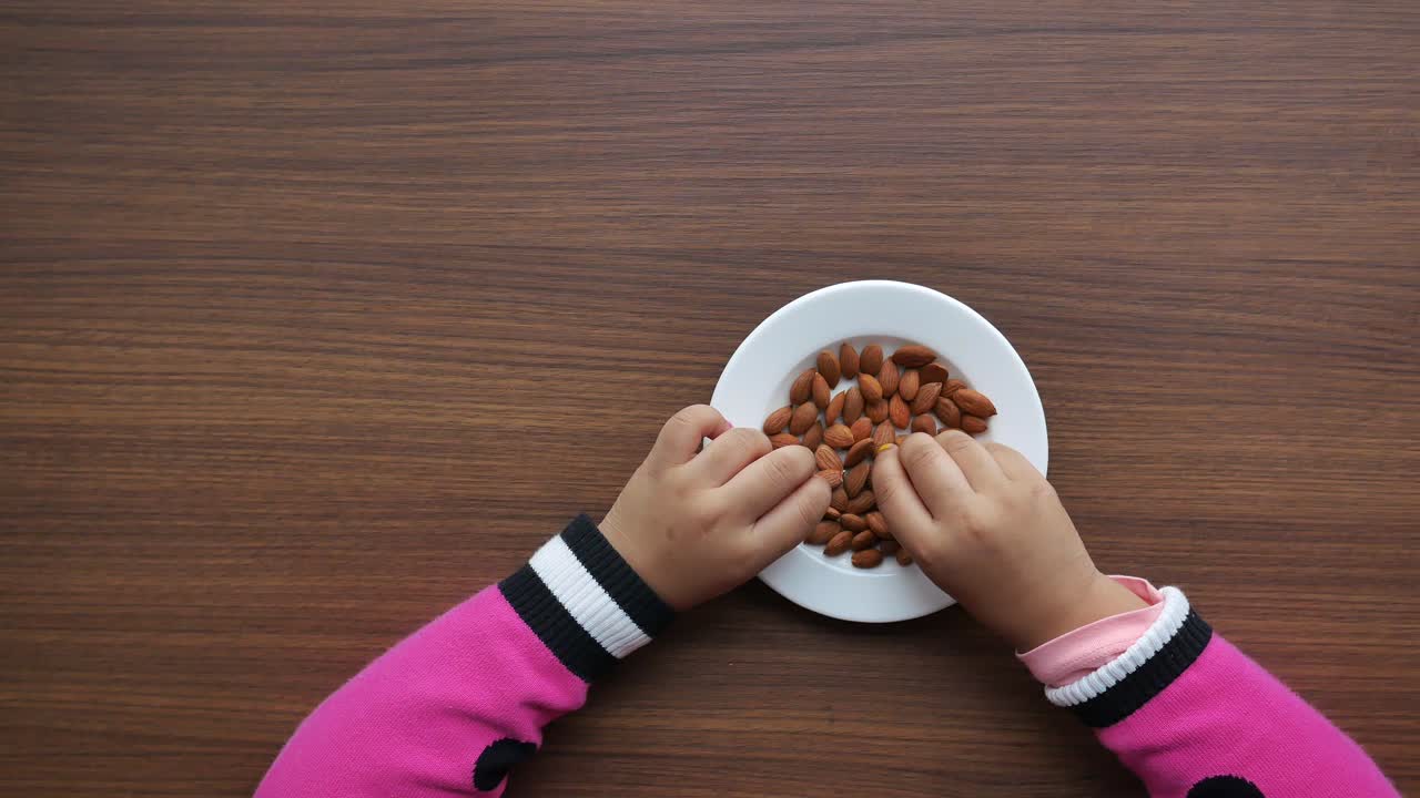 niño comiendo almendras