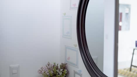 Waschbecken-Im-Badezimmer-Mit-Pflanze-Und-Spiegel
