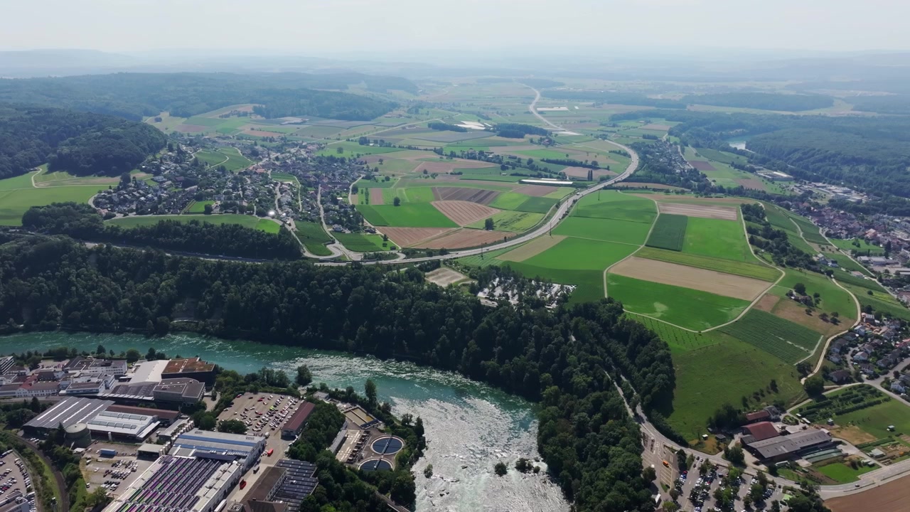 Vista ad alta quota sulla campagna di Neuhausen am Rheinfall, Svizzera