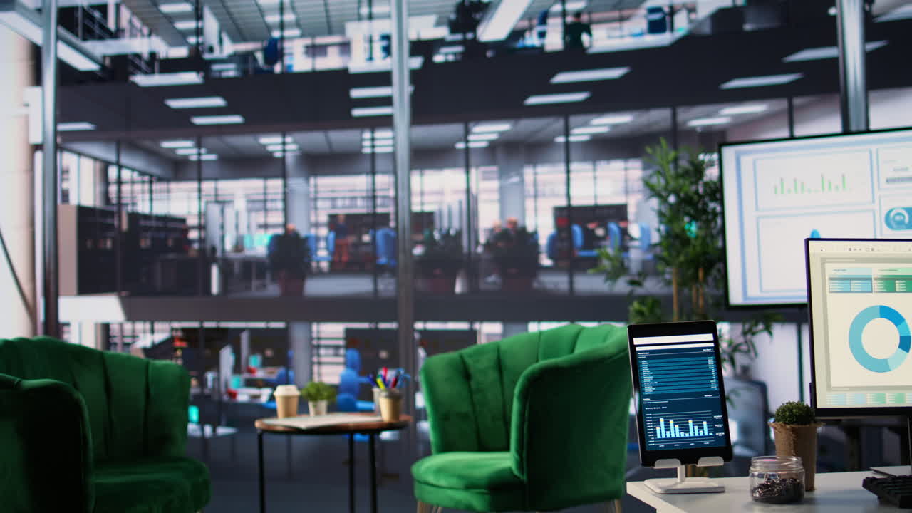 데이터 시각화 디스플레이를 갖춘 현대적인 사무실 작업 공간