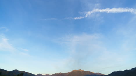 Zeitraffer-Des-Blauen-Himmels,-Der-Sich-Bei-Sonnenuntergang-In-Lila-Verwandelt,-Mit-Wolken,-Die-über-Der-Bergkette-In-Chile-Vorbeiziehen