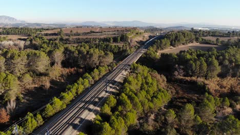 Antenne:-Hochgeschwindigkeitszug-In-Spanien-Zwischen-Barcelona-Und-Madrid-In-Der-Katalanischen-Landschaft