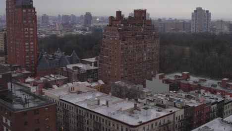 vista de la azotea sobre la ciudad de nueva york inclinándose para mostrar la ciudad a lo largo del horizonte en un día lluvioso