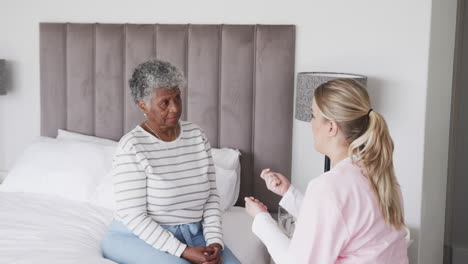 enfermera caucásica hablando con una anciana afroamericana, espacio de copia, cámara lenta