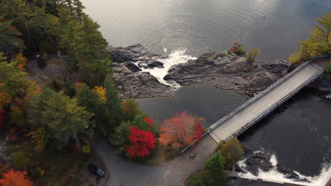 Imágenes-Aéreas-De-Otoño-Mirando-Hacia-Abajo-Sobre-Las-Cataratas-Desde-Altas-Cataratas-En-Bracebridge-En-Ontario,-Canadá