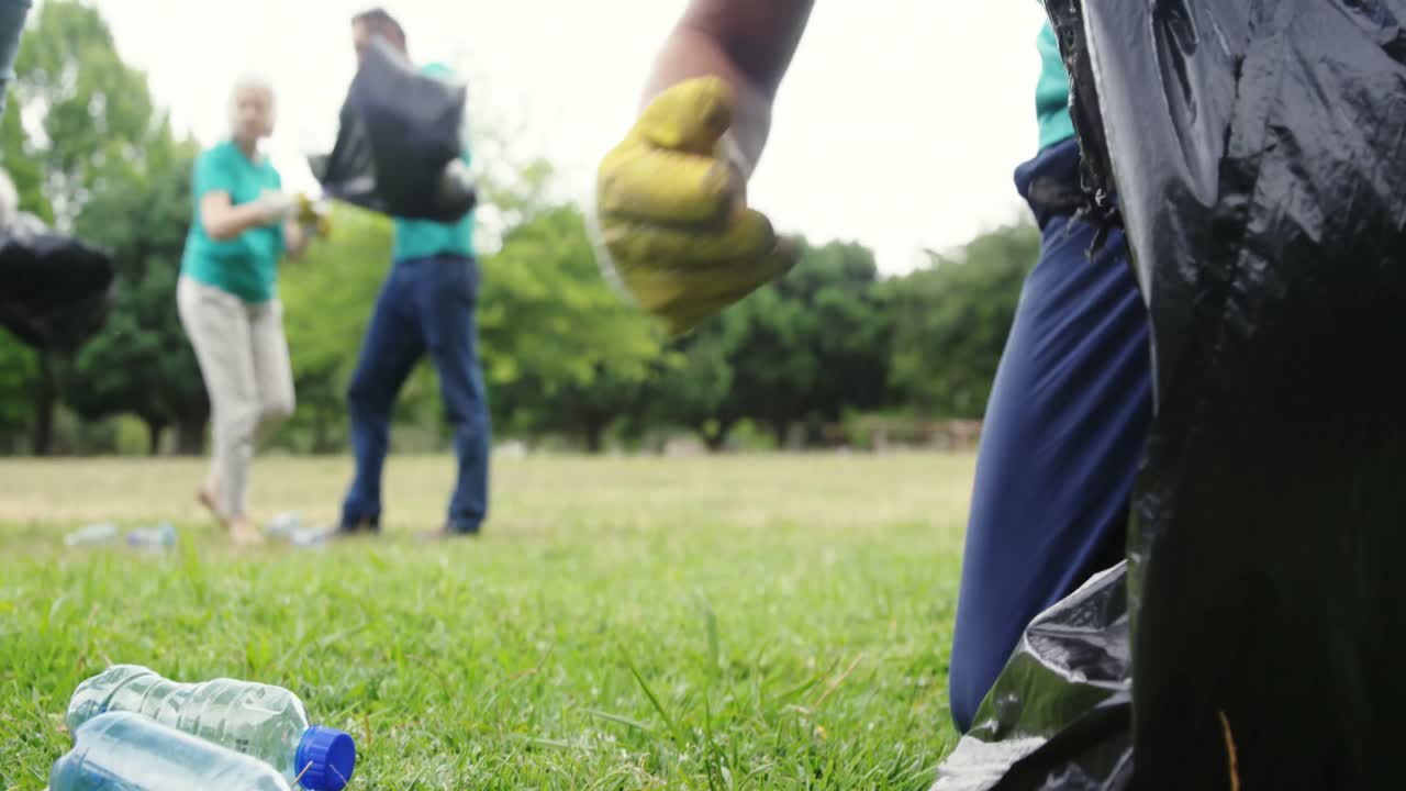 voluntario recogiendo basura en el parque