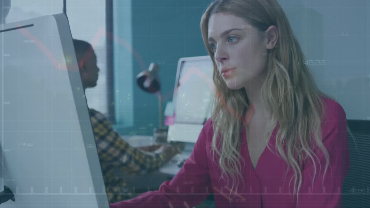 animación del procesamiento de datos financieros sobre una mujer de negocios caucásica con computadora en la oficina