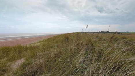 Vistas-Aéreas-De-Una-Vía-Navegable-Costera-En-Una-Reserva-Natural-De-Lincolnshire.