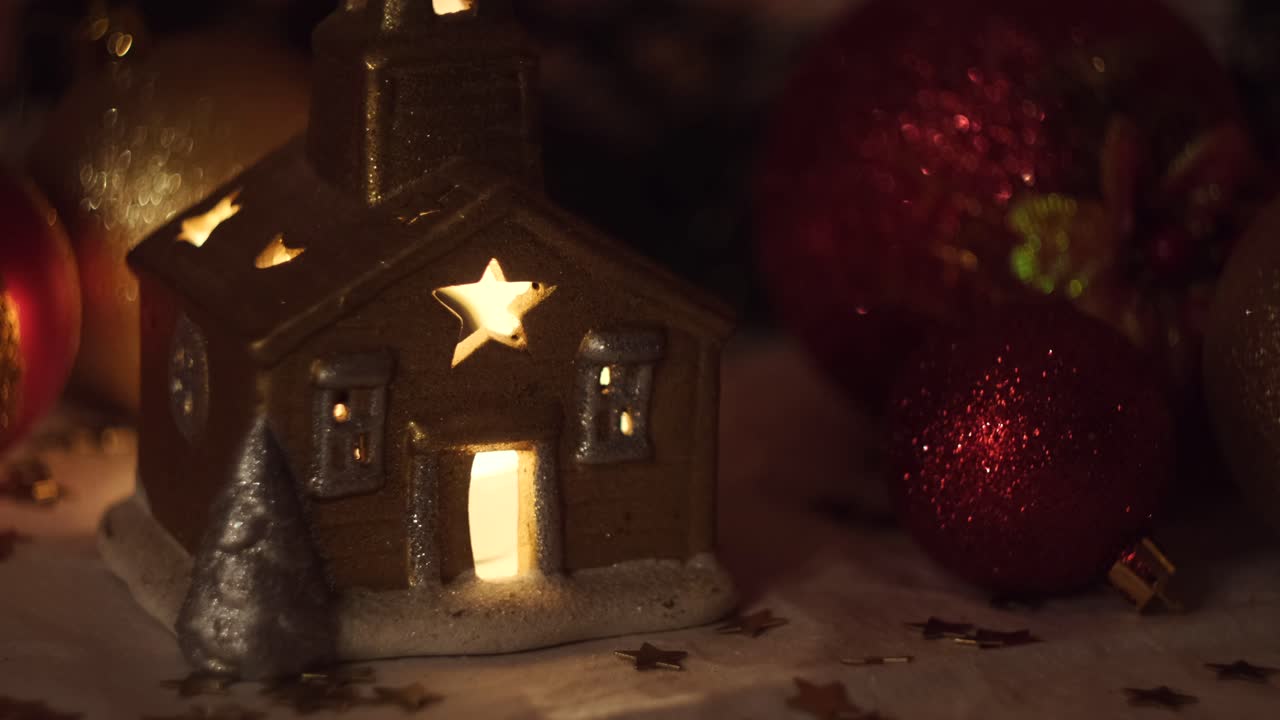 Chiesetta natalizia in miniatura decorata con ornamenti