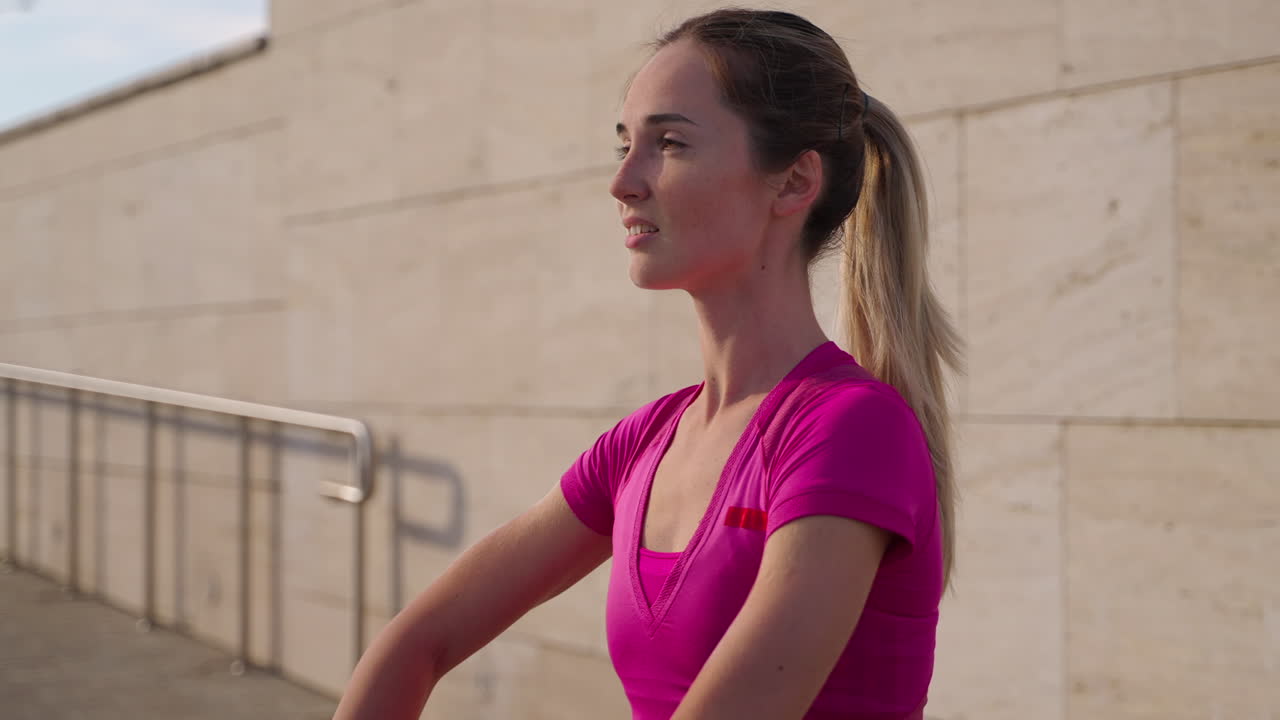mujer estirándose al aire libre