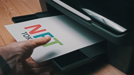 impresión de tokens nft, inscripción en una hoja blanca de papel impresa por una impresora a reacción