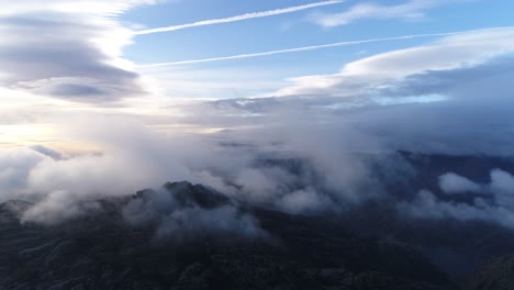 Epische-Bergwolken,-Die-Sich-In-4k-Bewegen