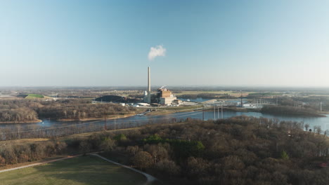 Flint-Creek-Kraftwerk-Am-Lake-Swepco,-Klarer-Himmel,-Industrieszene,-Luftaufnahme