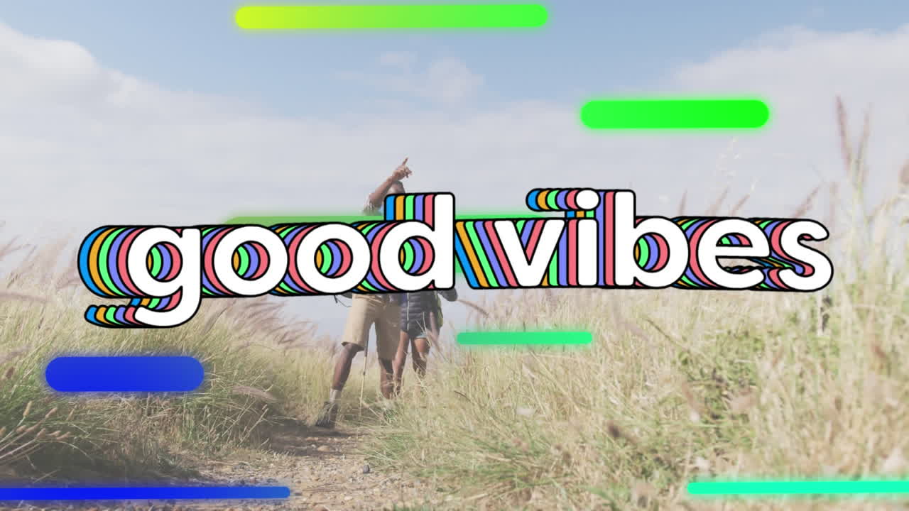 animación de las palabras buenas vibraciones en blanco con cápsulas coloridas sobre una pareja de senderismo en el campo
