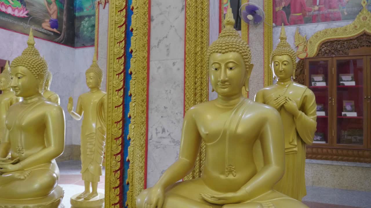 estatua de oro buhhda en la iglesia de wat chalong phuket, tailandia