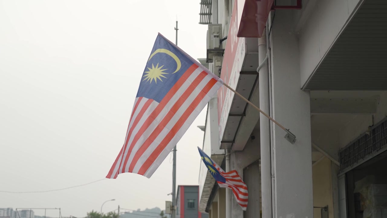 Bandiere malesi che sventolano fuori da un edificio cittadino in Malesia, a simboleggiare l'identità nazionale, il patriottismo e la cultura locale, con bandiere colorate che si muovono nella brezza, UHD