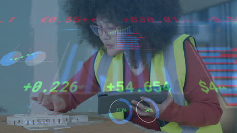 animación de procesamiento de datos sobre ingeniera biracial en el chaleco de alta visibilidad