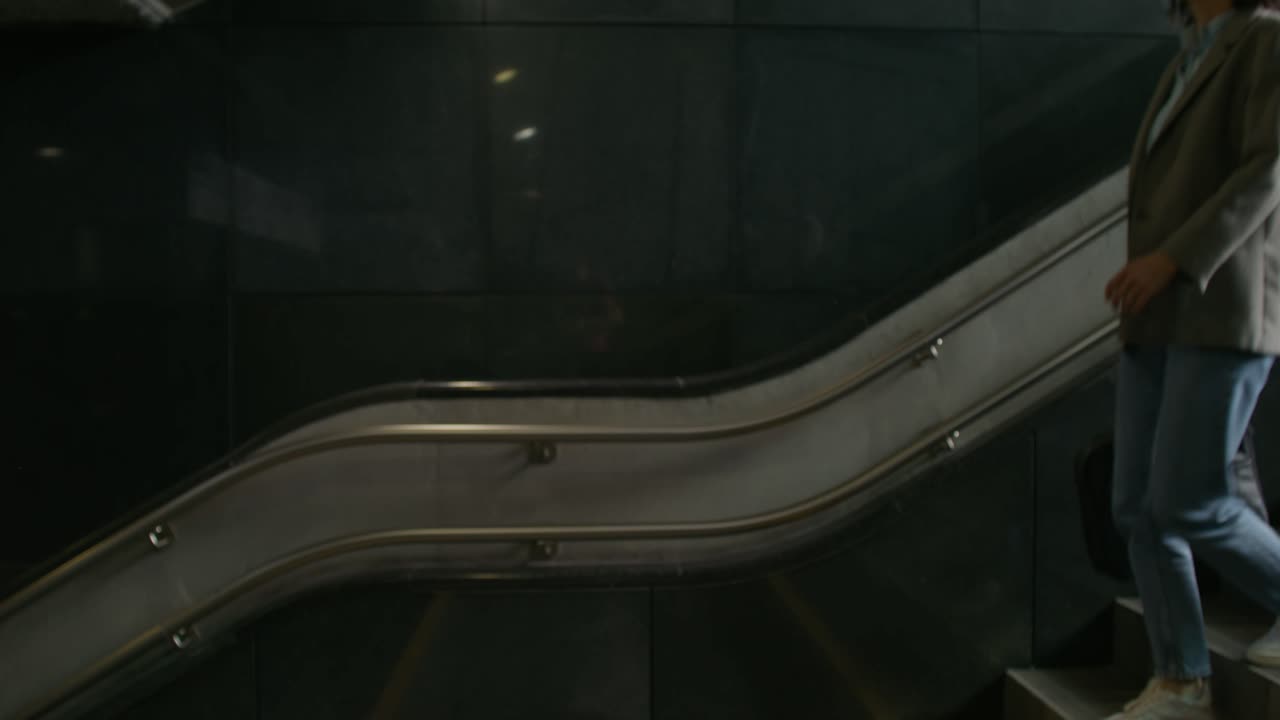 도시 지하철 역 에서 에스컬레이터 를 올라가는 사람