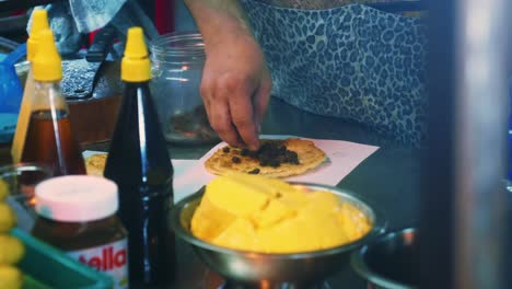 Imágenes-Cinematográficas-De-Cocina-De-4k-De-Un-Chef-Tailandés-Preparando-Un-Postre-Tailandés-Tradicional-Llamado-Roti-En-Un-Mercado-Callejero-En-Tailandia