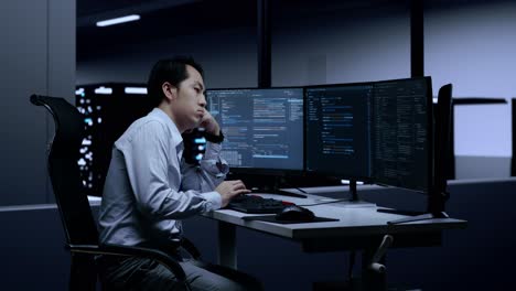 programador trabajando tarde en una sala de servidores