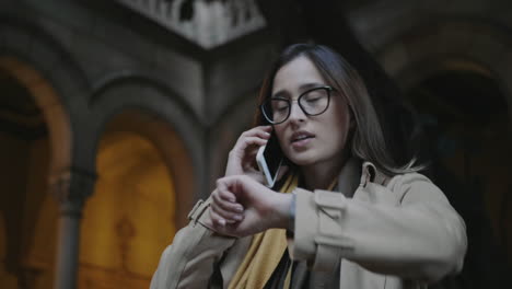 mujer hablando en teléfono inteligente al aire libre