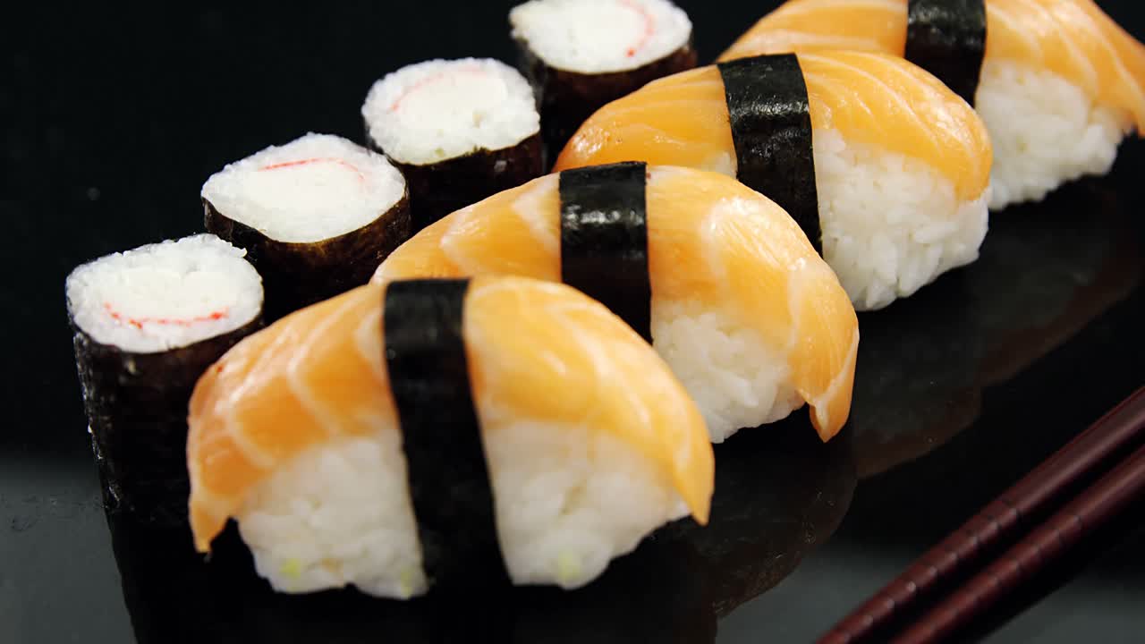 maki sushi rool e nigiri sushi embrulhados em algas nori
