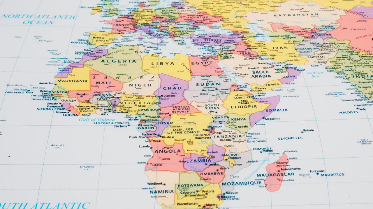 primer plano del país las palabras argelia y chad en un mapa del mundo con el nombre detallado de la capital