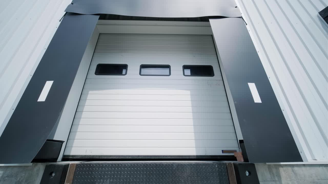 hay puertas automáticas en un gran almacén. las puertas se utilizan para cargar carga de camiones grandes.